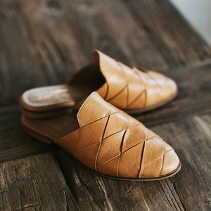 Survival leather slide by Seychelles